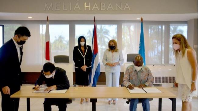 El embajador de Japón en Cuba, Kenji Hirata, y el doctor Brandão Gomes Có, representante de Unicef en la Isla, durante la firma del proyecto.
