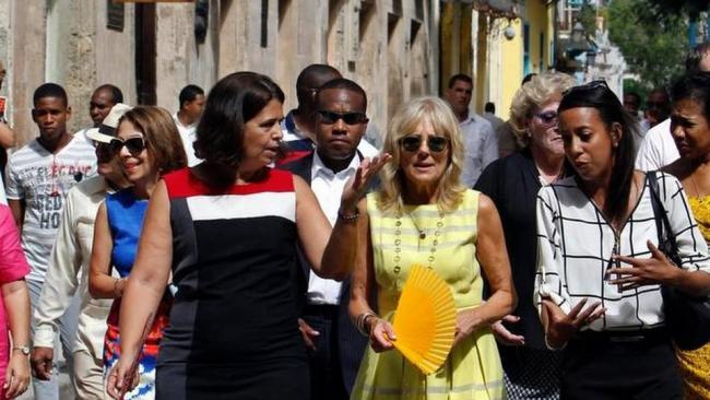 Jill Biden, de amarillo, durante su recorrido por La Habana Vieja.