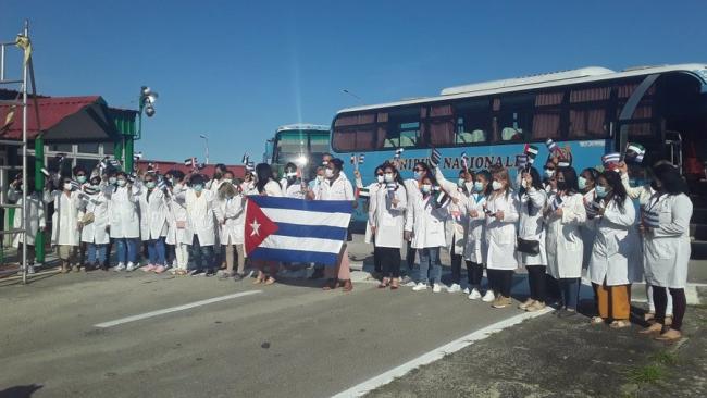 Médicos cubano enviados a Emiratos Árabes Unidos a su regreso a la Isla.
