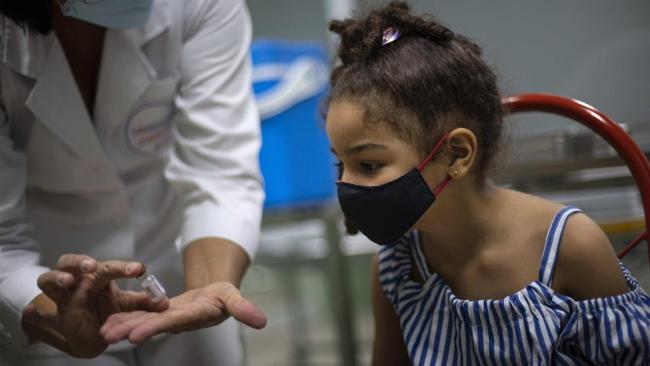 Una niña cubana en un vacunatorio en la Isla.