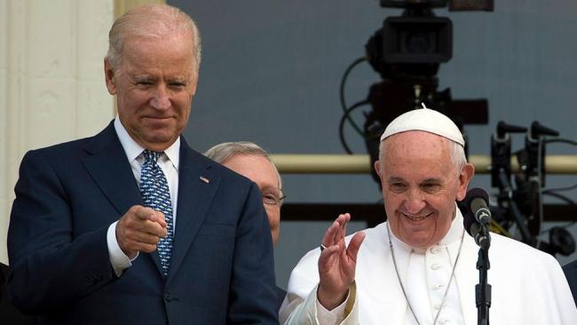 Joe Biden y el papa Francisco después de su reunión privada.