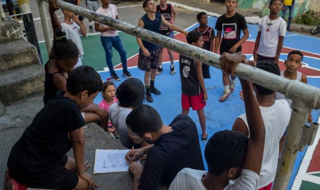 Niños y jóvenes de Venezuela en un juego de baloncesto.