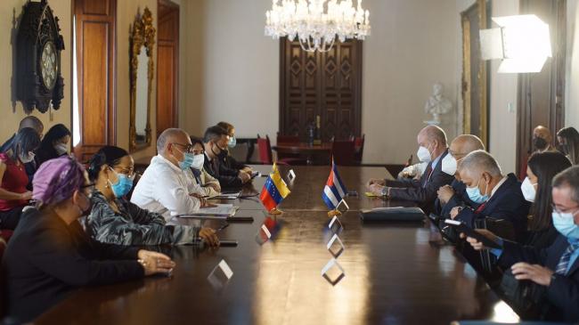 Ricardo Cabrisas, el ministro de Salud venezolano, Carlos Alvarado y otras autoridades sanitarias en Caracas.