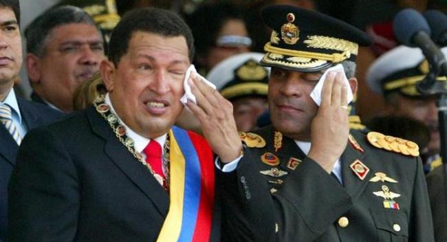 Hugo Chávez (izq.) y el general Raúl Baduel.