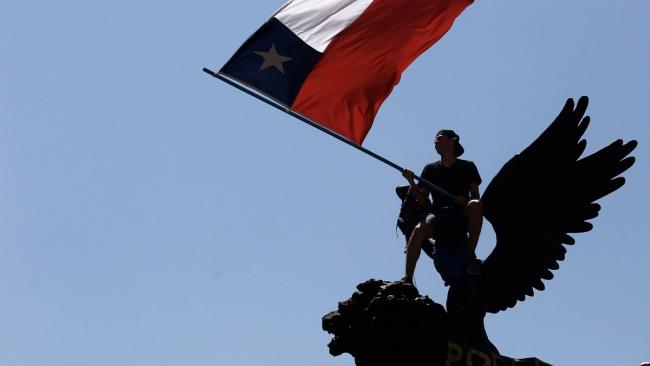 Un manifestante ondea una bandera chilena en 2019.
