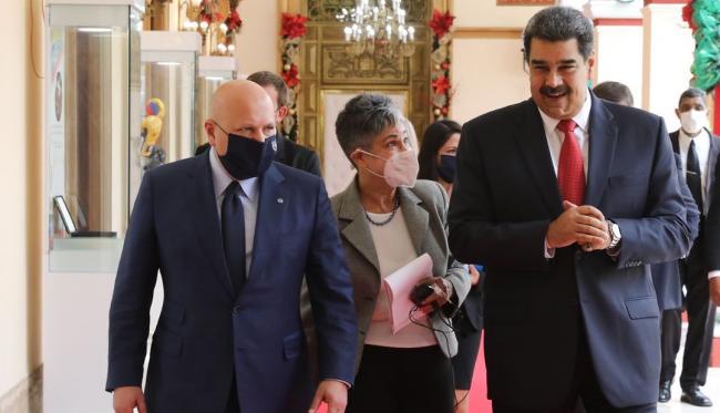 Karim Khan, fiscal de la CPI, y Nicolás Maduro.