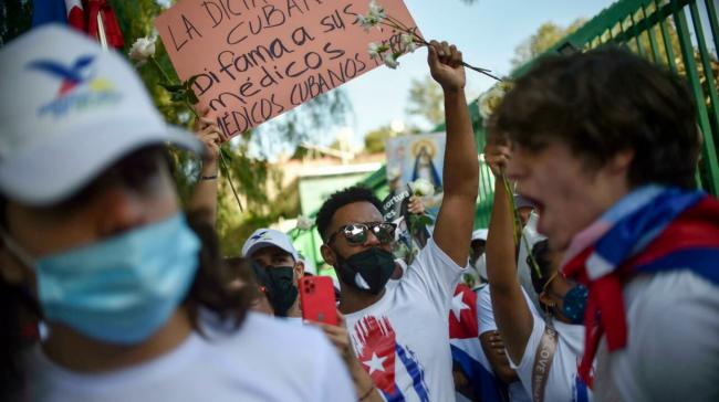 Cubanos se manifiestan el 15N frente a la Embajada de Cuba en México.