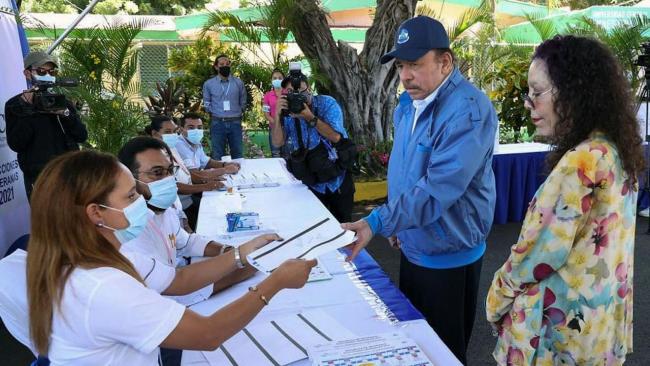 Rosario Murillo y Daniel Ortega votan durante la mañana del domingo.