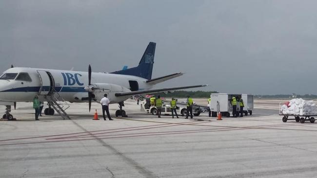 Avión de IBC Airways en el aeropuerto de Holguín, Cuba.