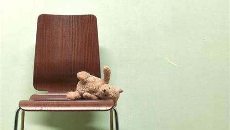 Un juguete abandonado sobre una silla.