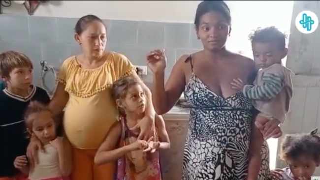 Las madres cubanas Elisandra Cardoso y Dayamís Sánchez junto a sus hijos.