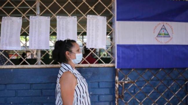 Una mujer espera para votar en un colegio electoral en Managua.