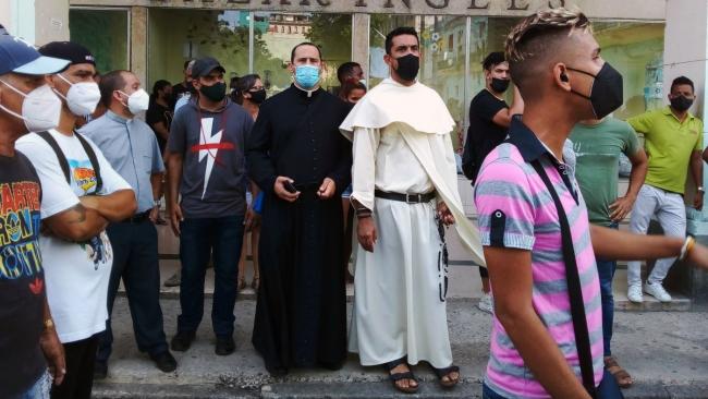 Sacerdotes cubanos acompañan al pueblo durante las protestas del 11J.