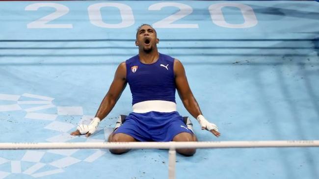 El boxeador cubano Arlen López tras ganar el oro olímpico en Tokio 2020.