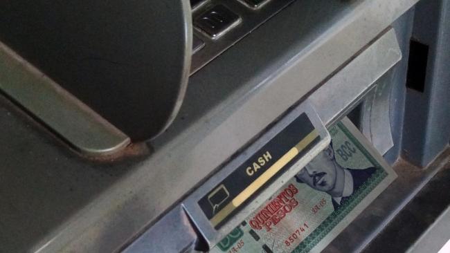 Extracción de dinero en un cajero automático en Cuba.