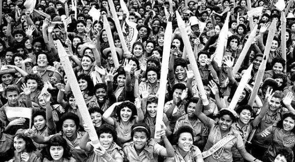 Jóvenes alfabetizadores cubanos en la Plaza de la Revolución, La Habana, 1961.