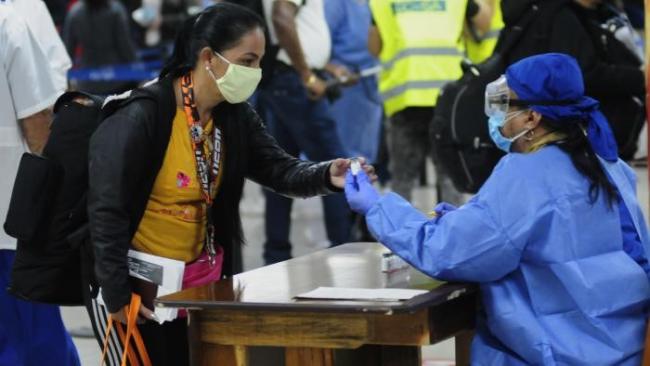 Chequeo sanitario de viajeros en un aeropuerto de Cuba.