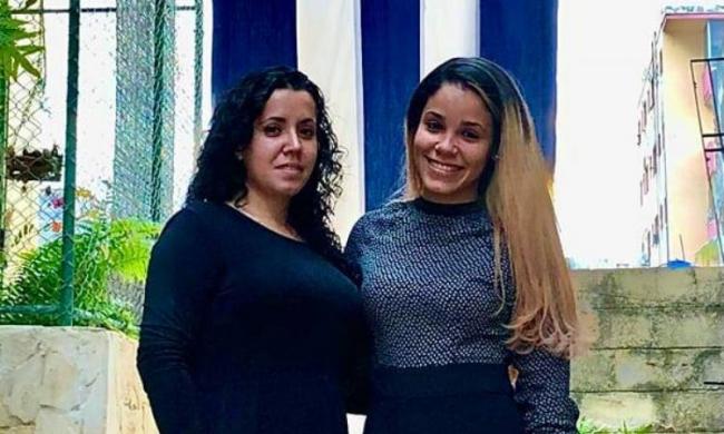 Las periodistas independientes Camila Acosta (I) y Claudia Montero, de Cubanet.