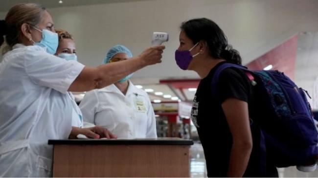 Chequeo sanitario de viajeros en el Aeropuerto José Martí en La Habana.