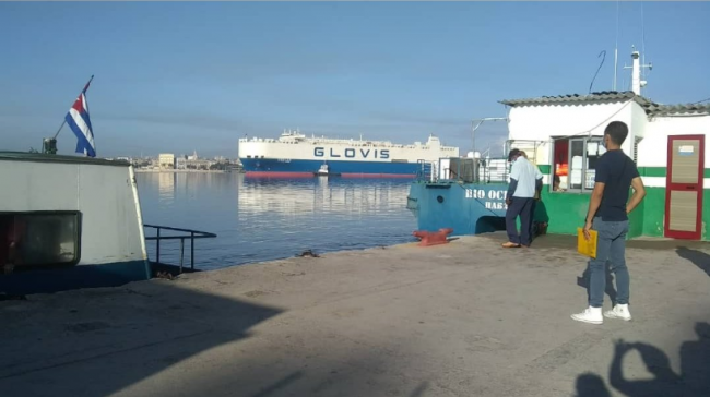 El buque transportador de la compañía Hyundai entrando a la Bahía de La Habana.