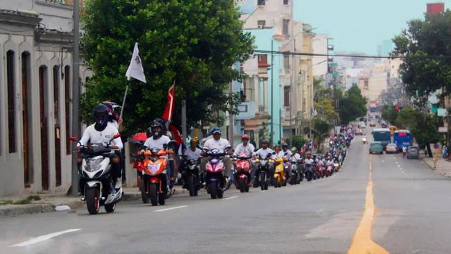 Una caravana de motos eléctricas en La Habana, Cuba.