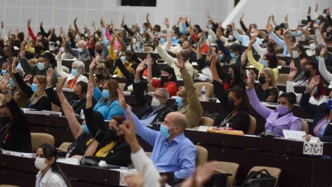 Diputados cubanos aprueban por unanimidad el presupuesto para 2022.