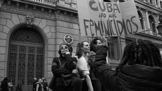 Una mujer protesta en España contra los feminicidios en Cuba.