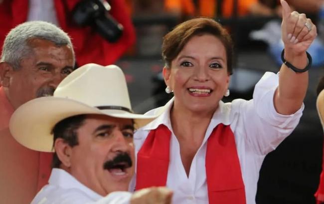 Xiomara Castro saluda. A su izquierda, su esposo Manuel Zelaya.