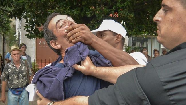 Detención del periodista cubano en plena calle en diciembre de 2015.