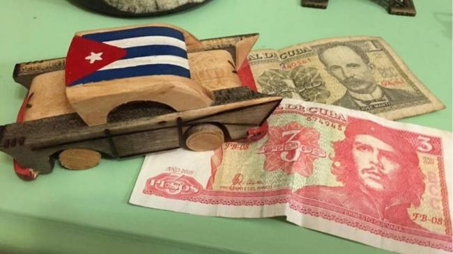 Billetes de uno y tres pesos cubanos.