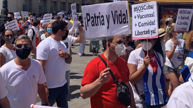 Cubanos con carteles de 'Patria y Vida' en una manifestación en Madrid, España.