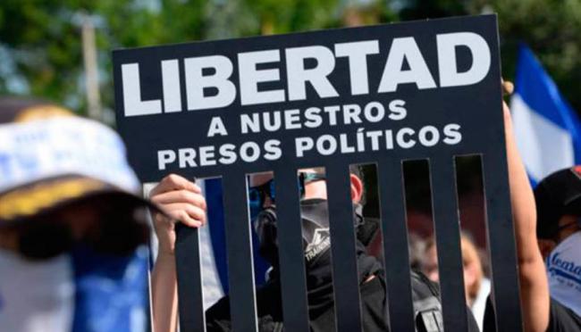 Manifestante por la libertad de los presos políticos en Venezuela.