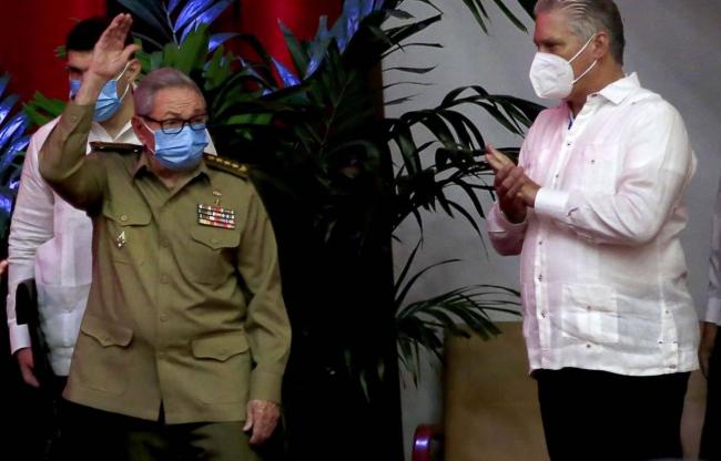 Raúl Castro y Miguel Díaz-Canel en el VIII Congreso del PCC, en abril de 2021.
