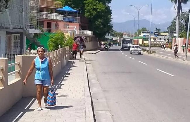 Una mujer en una calle de Santiago de Cuba.