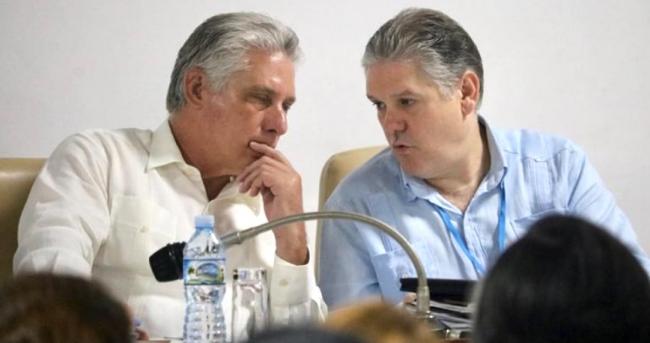 El ministro cubano de Economía, Alejandro Gil (der), y Miguel Díaz-Canel. 