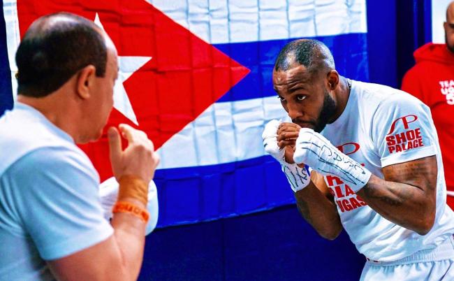 El boxeador cubano Yordenis Ugás durante un  entrenamiento.
