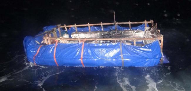 Una de las balsas usadas por los cubanos rescatados en alta mar.