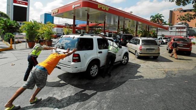 Colas para cargar gasolina en Venezuela.