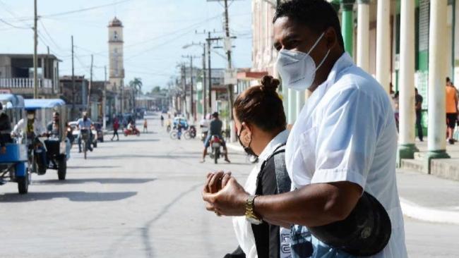 Cubanos caminan por la Isla durante la pandemia del Covid-19.