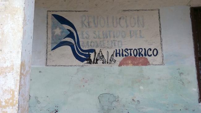Consigna descolorida en un muro en La Habana.