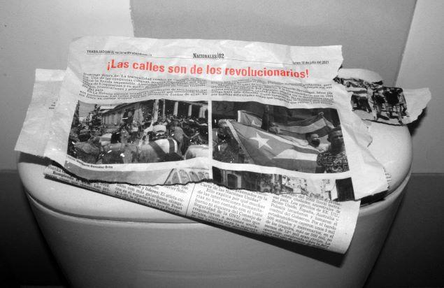 Hojas del periódico 'Trabajadores' en un baño en Cuba.