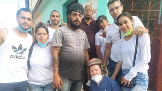 Activistas cubanos junto a la familia de Andy García Lorenzo.