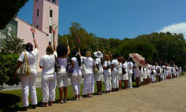 Integrantes de las Damas de Blanco en una manifestación pública en La Habana.