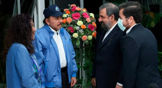 Daniel Ortega y Mohsen Rezai (al centro) durante su encuentro en Managua.