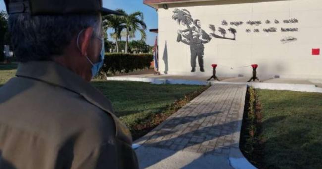 Escultura de Fidel Castro en el Estado Mayor Nacional de la Defensa Civil de Cuba.