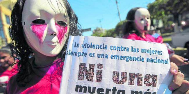 Mujeres en campaña contra los feminicidios.