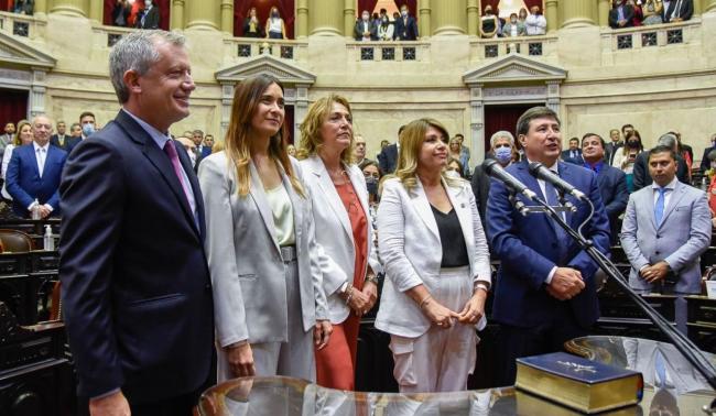 Diputados haciendo su juramento en el Congreso de Argentina, diciembre de 2021.
