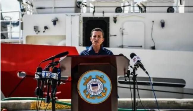 La comandante de la Guardia Costera de EEUU en Miami, Capitán Jo-Ann F. Burdian, durante una conferencia de prensa en jueves.