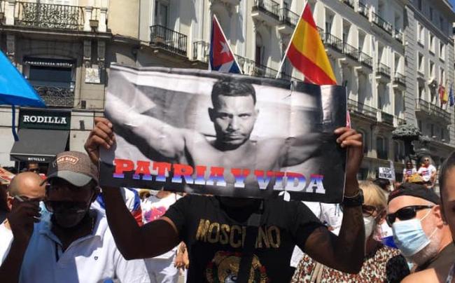 Un manifestante con una imagen del rapero cubano Maykel Castillo (Osorbo), en Madrid.