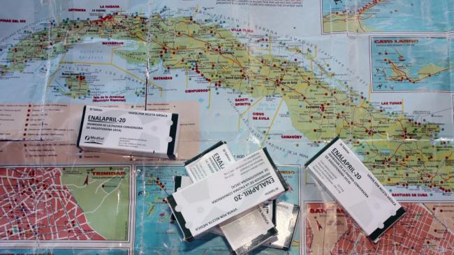 Medicamentos sobre un mapa de Cuba.